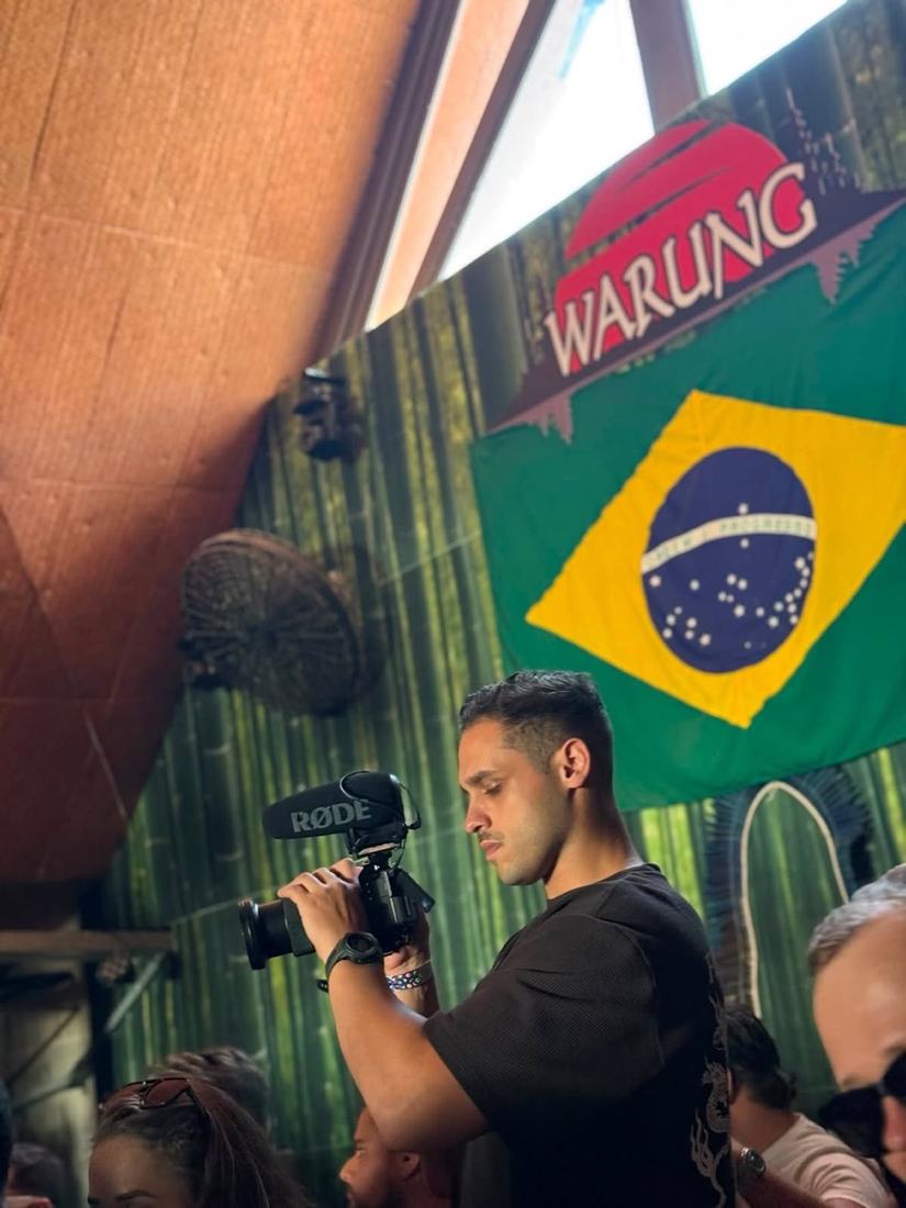 Juan com fones de ouvido acompanhando a gravação