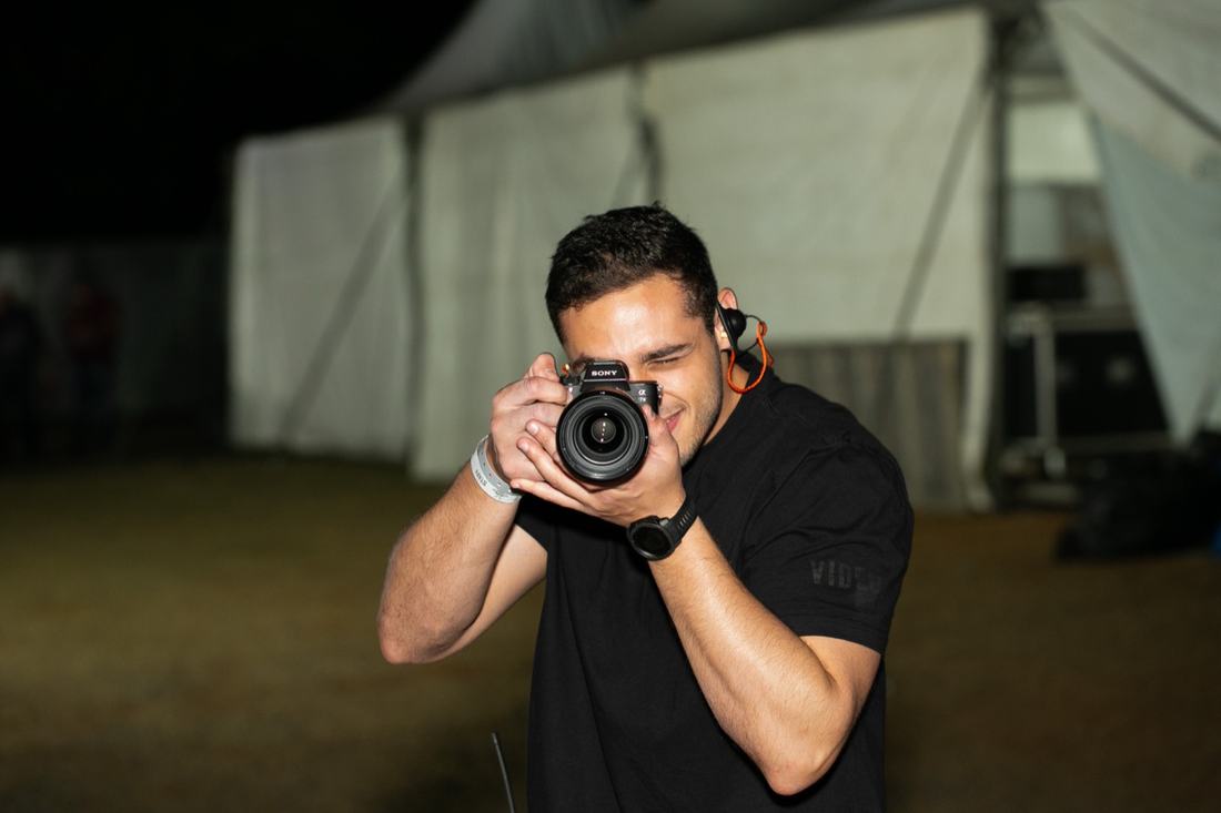 Juan fotografando com a câmera apontada para frente