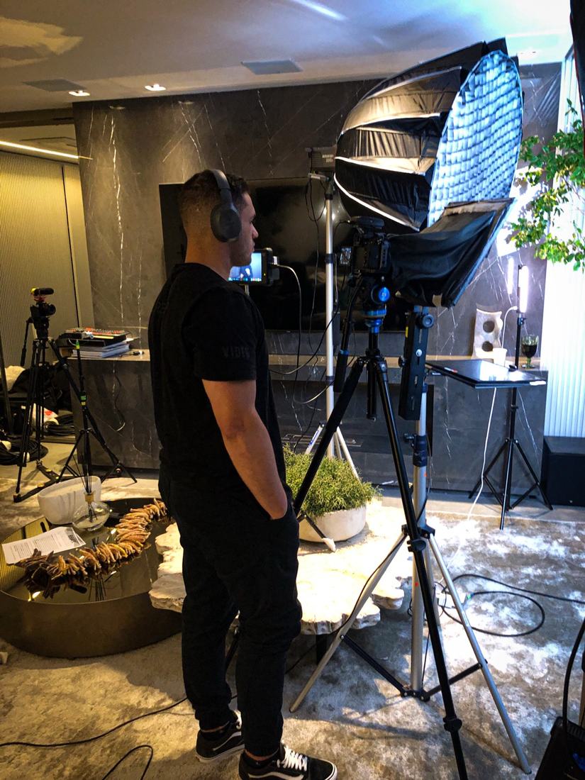 Juan montando a luz em um set de gravação