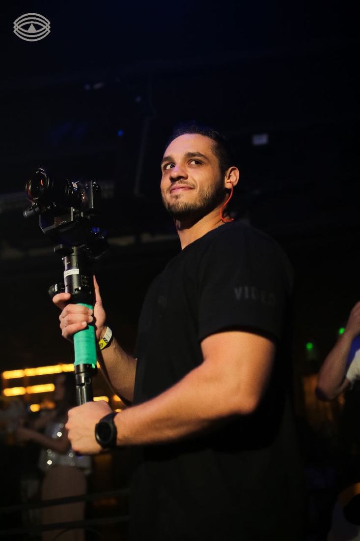 Juan com o gimbal na pista de um clube